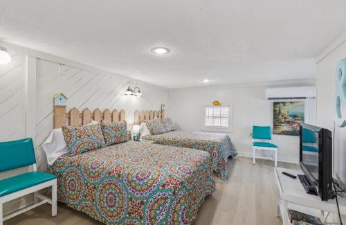 Monticello Hotel | Dave's Last Resort - Poolside Cabin 4 Hotel Room