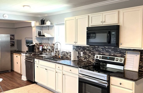 Monroe House | David's Place, Relaxing, calm 3 bedroom 2 full baths in a quiet neighborhood.