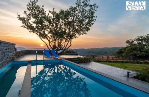 Bajarwadi Villa | Dawn Ecstasy by StayVista - Hill-view villa with Modern interiors, Garden area & Indoor games
