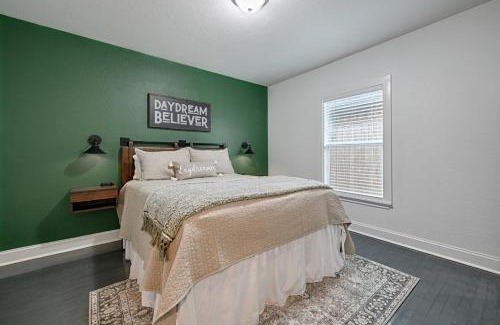 Central Arlington House | Daydream on Elm St - Dream City Retreats