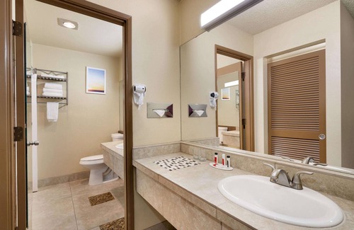 Orchard District Hotel | Days Inn by Wyndham Bend