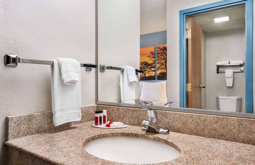 Canastota Hotel | Days Inn by Wyndham Canastota/Verona