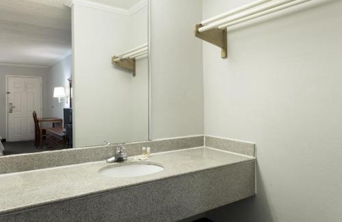 Clinton Hotel | Days Inn by Wyndham Clinton