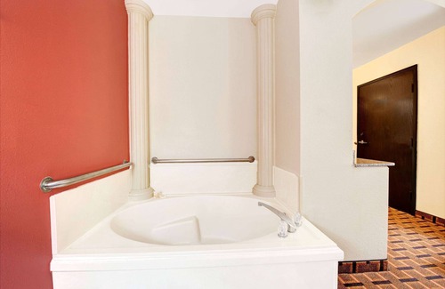 Plano Hotel | Days Inn by Wyndham Dallas Plano