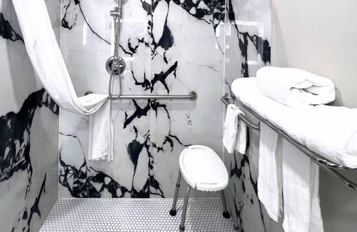 Plano Hotel | Days Inn by Wyndham Dallas Plano