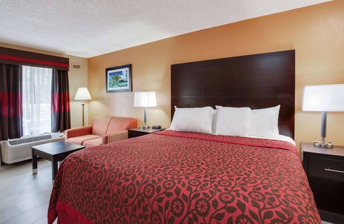 Indian Beach Sapphire Shores Hotel | Days Inn by Wyndham Sarasota Bay