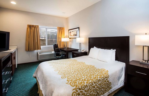 Shoreline Hotel | Days Inn by Wyndham Seattle Aurora