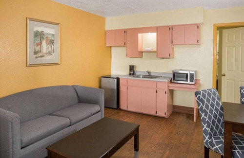 Bayonet Point Hotel | Days Inn & Suites by Wyndham Port Richey