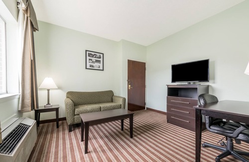 Northwest Dallas Hotel | Days Inn & Suites by Wyndham Dallas