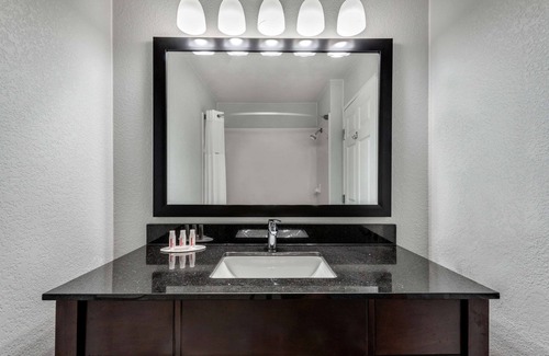 Northwest Dallas Hotel | Days Inn & Suites by Wyndham Dallas