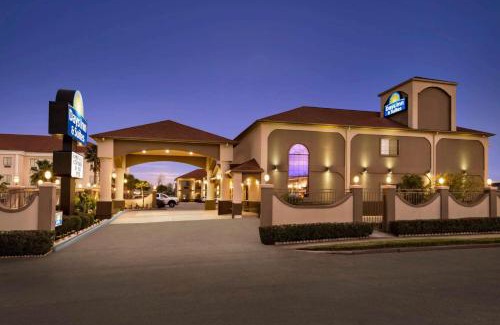 Southeast Houston Hotel | Days Inn & Suites by Wyndham Houston Hobby Airport