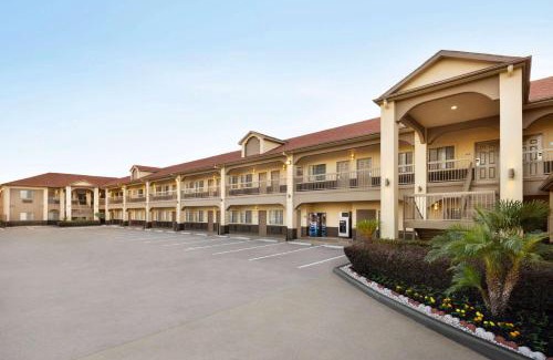 Southeast Houston Hotel | Days Inn & Suites by Wyndham Houston Hobby Airport