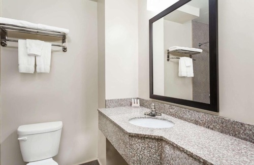 Queens Hotel | Days Inn & Suites by Wyndham Jamaica JFK Airport