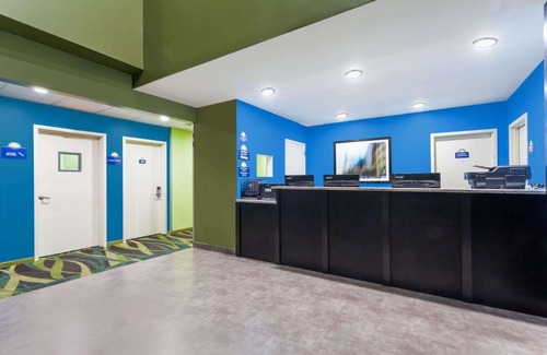 Queens Hotel | Days Inn & Suites by Wyndham Jamaica JFK Airport