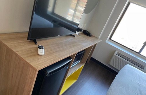 Queens Hotel | Days Inn & Suites by Wyndham Jamaica JFK Airport