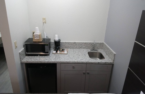 Webster Hotel | Days Inn & Suites by Wyndham Webster NASA-ClearLake-Houston