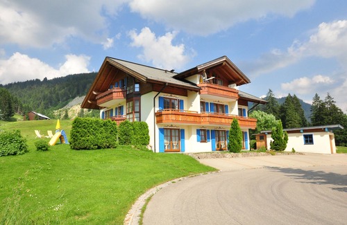 Balderschwang Apartment | Beautiful feel-good apartment Bergwiese 35sqm, south-facing balcony/terrace, Allgäu, dogs allowed
