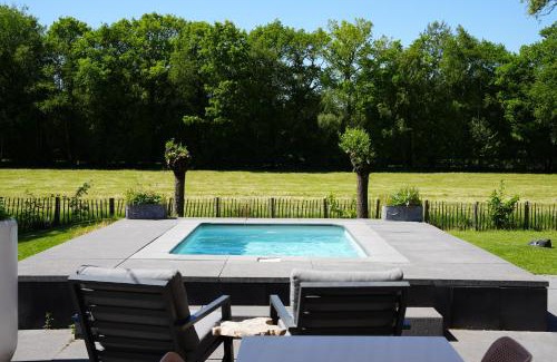Lievelde House | De Noteboom 6-persoons, verwarmd privé zwembad, hottub, overdekte lounge met haard, panorama sauna, sunshower, luxe, wifi