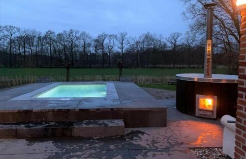 Lievelde House | De Noteboom 6-persoons, verwarmd privé zwembad, hottub, overdekte lounge met haard, panorama sauna, sunshower, luxe, wifi