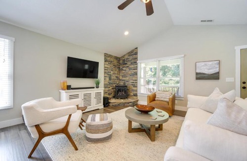 Cullowhee House | Deck and Mtn Views Riverfront Cullowhee Home