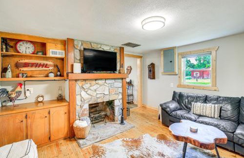 Piney Creek House | Deck and Scenic View Historic Cabin in Piney Creek!