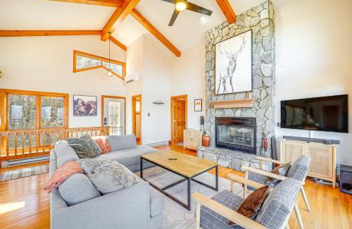 Beech Mountain House | Deck, Fire Pit and Game Room Beech Mountain Retreat