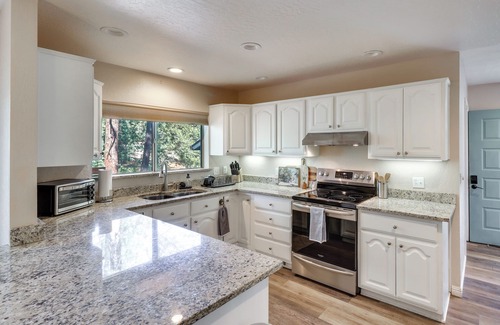 Pinetop-Lakeside Cottage | Deck + Game Room: Lakeside 'blue Jay Chalet' Cabin