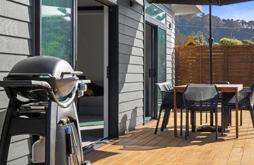 Waihi Beach House | Decked out on Leo