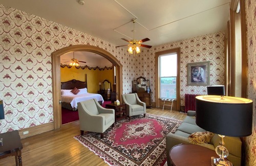 Maquoketa Hotel | Decker Hotel & Bar