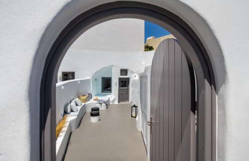 Fira Apartment | Deep in cave suites