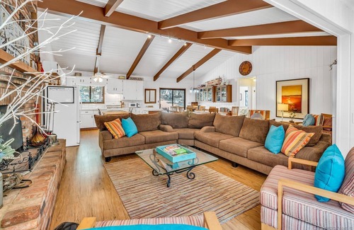 Julian House | Deer Bungalow 1/2 house rental with spa. House not shared. Pets Okay! NEW