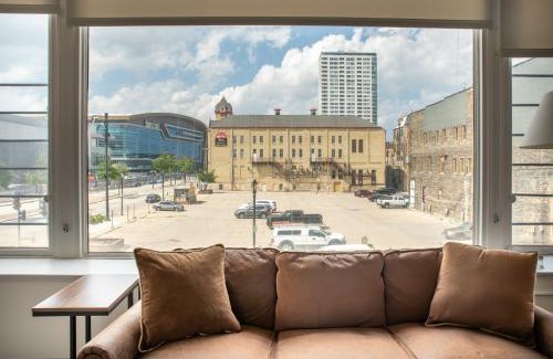 Westown Apartment | Deer District Studio Apt - One Block from Fiserv and Baird