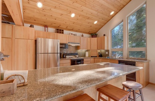 Truckee House | Deer Hollow By Tahoe Getaways - Private Hot Tub- Access to Pool, Tennis and Gym