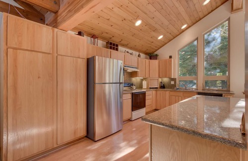 Truckee House | Deer Hollow By Tahoe Getaways - Private Hot Tub- Access to Pool, Tennis and Gym