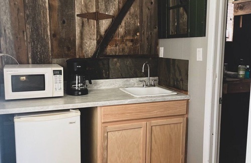 Eureka Springs Historic District Cabin | Deer Hollow Cottage at Tradewinds