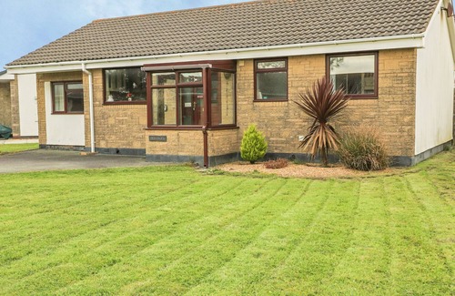 Fairbourne House | DEHANGFA, pet friendly, with a garden in Fairbourne