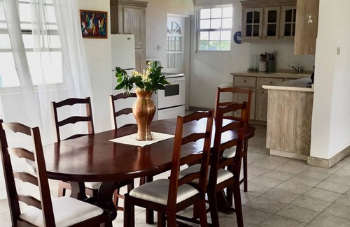 Graeme Hall Park Apartment | Delightful-3 bedroom with AC and Wifi near Oistins, St Lawrence Gap