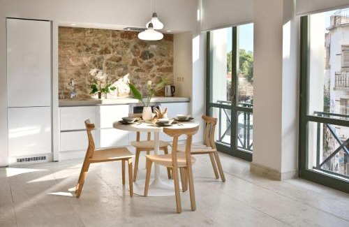 Thissio Villa | Delightful Athens Villa 1 Bedroom Villa Toshiro Thissio View Platia Agion Asomaton