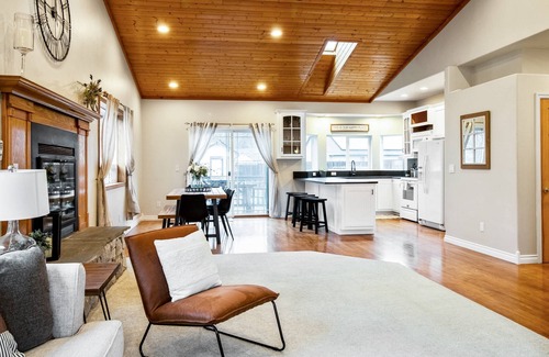 Dayton House | Delightful Single Level Retreat, Pet Friendly, Open Floor Plan, Huge Fenced Backyard, Walk to Dayton