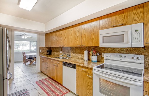 Pinewood Park Condo | Delightful Waterfront Retreat W/ Spacious Layout, Free WiFi, & Central Location