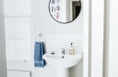 Whitstable Cottage | Delightful Whitstable Seaside Cottage, Sleeps 6. Free Wifi/Parking. Dogs Welcome