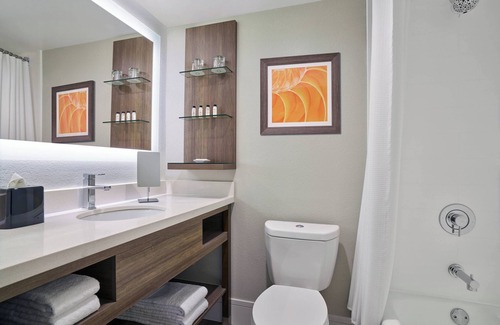 Willowbrook Hotel | Delta Hotels by Marriott Chicago Willowbrook