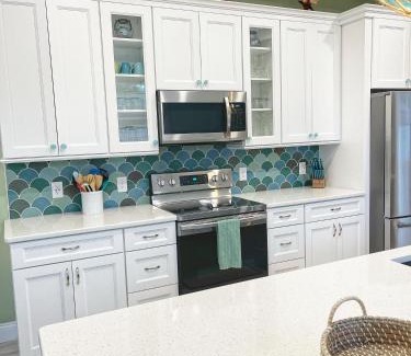 Tyler Gardens House | Delux 3BR House with Pool 3 Minute walk to Beach