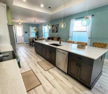 Tyler Gardens House | Delux 3BR House with Pool 3 Minute walk to Beach
