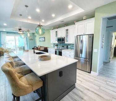 Tyler Gardens House | Delux 3BR House with Pool 3 Minute walk to Beach