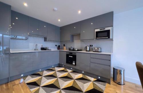 West Finchley Apartment | Deluxe 3 Bed Flat with garden