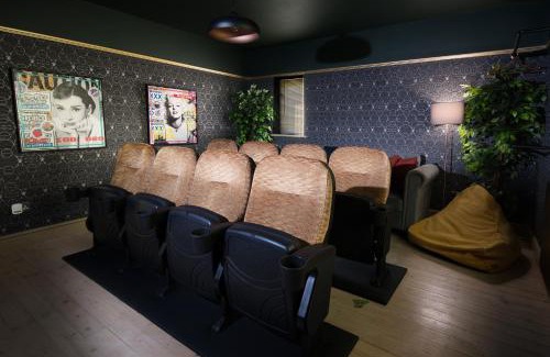 Howlett End Villa | Deluxe 4 or 5 Bed House with Hot Tub, Cinema Room Sleeps 15