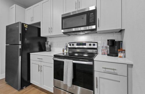 Rogers Apartment | Deluxe Apt, King Bed, Workspace, Gym, Free"p"