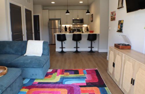 Rogers Apartment | Deluxe Apt, King Bed, Workspace, Gym, Free"p"