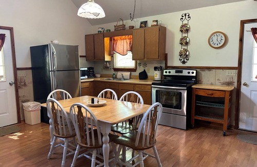 Eckerty Cabin | Deluxe Cabin 17 with Jacuzzi Tub Located on Patoka Lake in Southern Indiana